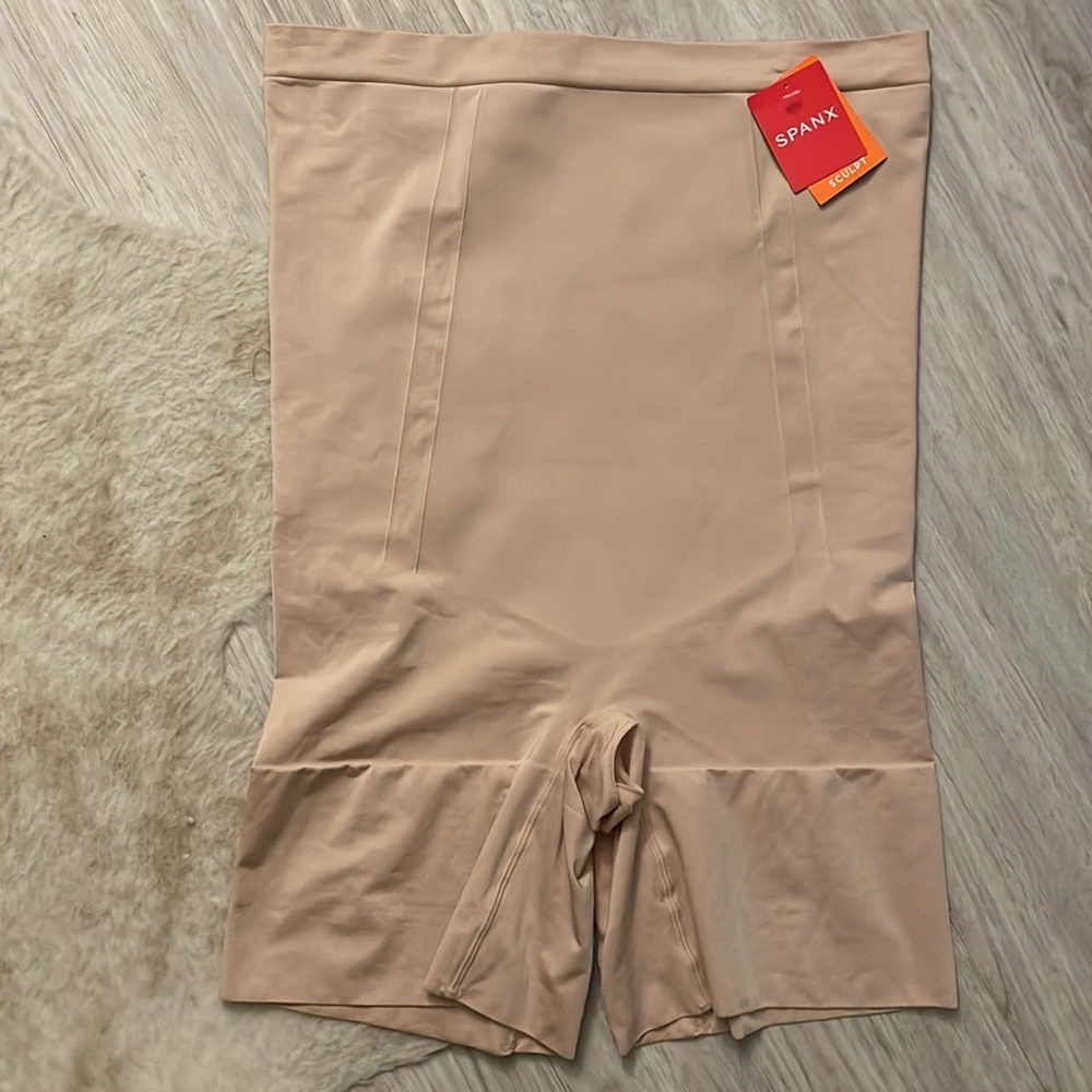 NWT Spanx Size M OnCore High-Waisted Mid-Thigh Short - Soft Nude